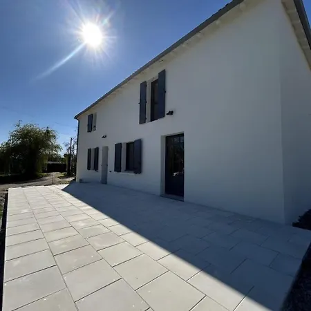 Guest house Le 1701 - 15 Pers Avec Piscine, Puy Du Fou La Gaubretiere