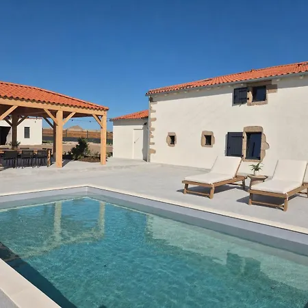 Guest house Le 1701 - 15 Pers Avec Piscine, Puy Du Fou La Gaubretiere